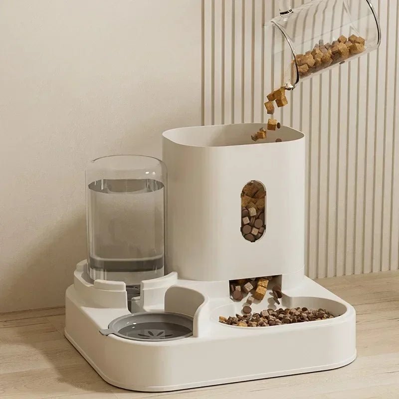 Automatic pet water dispenser bottle by Mufaal with leak-proof design, large capacity, and easy refill for cats and dogs.