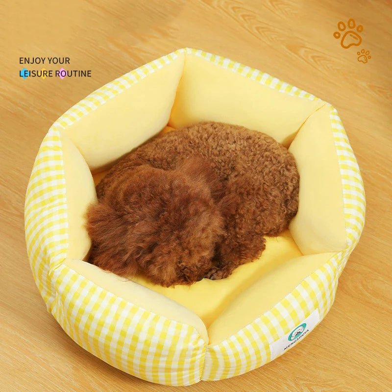 Ultra-soft plush cat and small dog bed with a warm, anti-anxiety design, perfect for cozy sleeping and comfort.