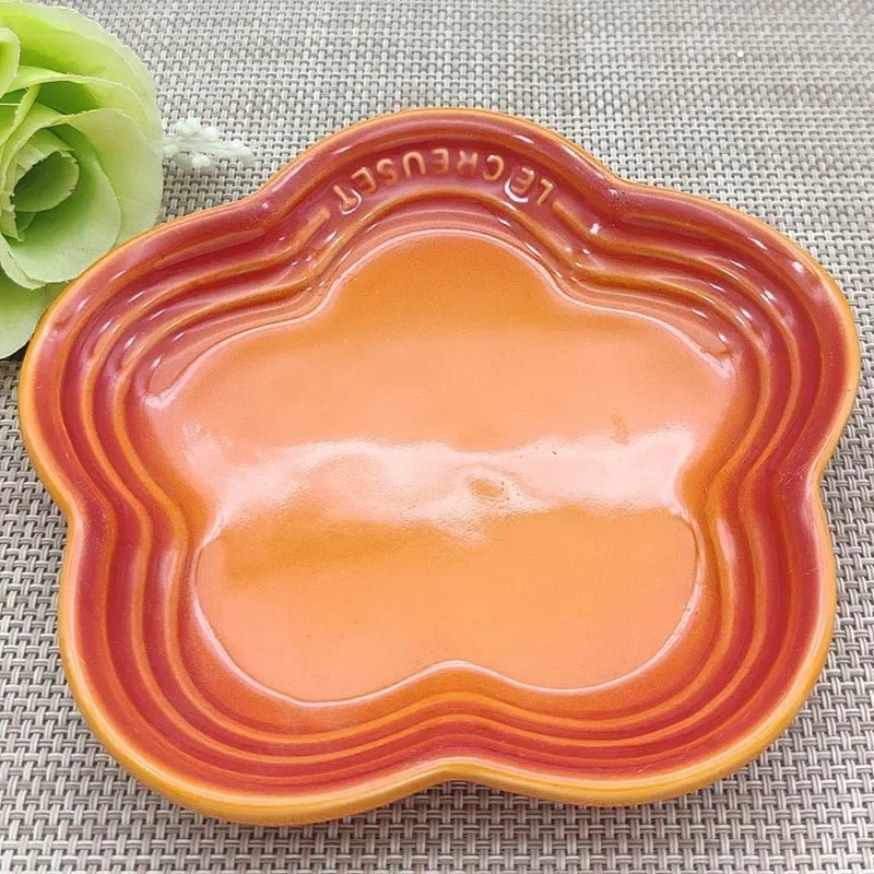 Elevated ceramic cat bowl by Mufaal.com with anti-spill design, promoting better digestion and comfort for cats.