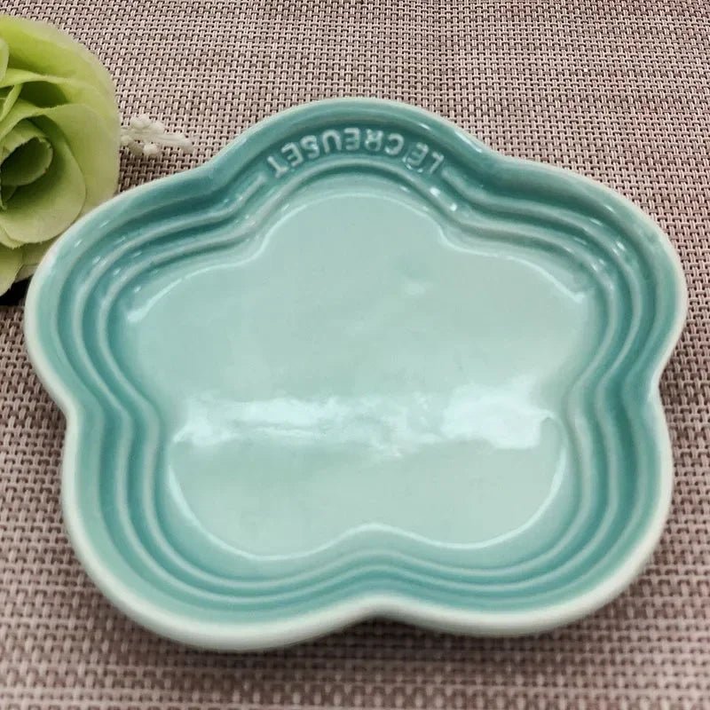 Elevated ceramic cat bowl by Mufaal.com with anti-spill design, promoting better digestion and comfort for cats.