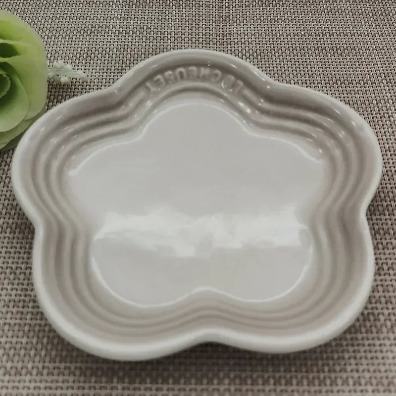 Raised ceramic cat bowl by Mufaal.com, elevated anti-spill feeder designed for better digestion and comfortable feeding.