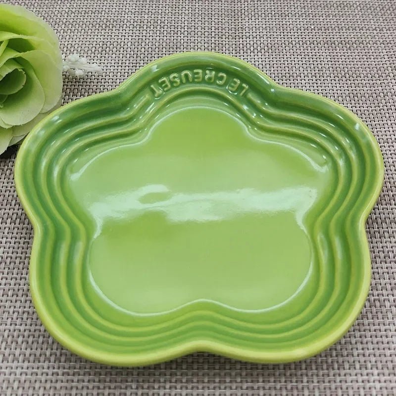 Raised ceramic cat bowl by Mufaal.com, elevated anti-spill feeder designed for improved digestion and comfort for cats.