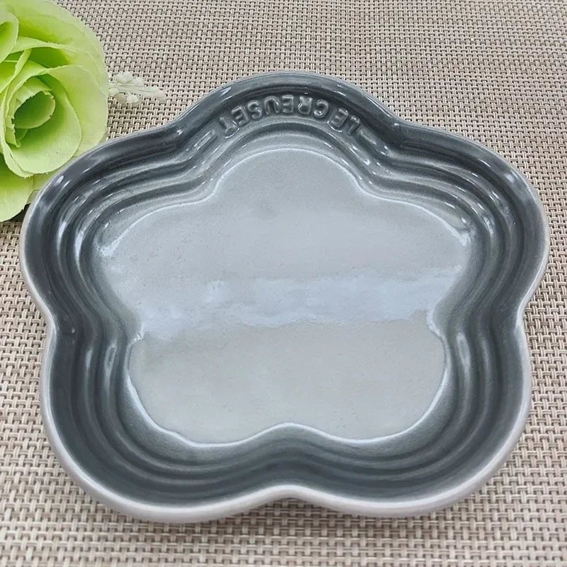 Raised ceramic cat bowl by Mufaal, elevated anti-spill feeder designed for better digestion and cat comfort.