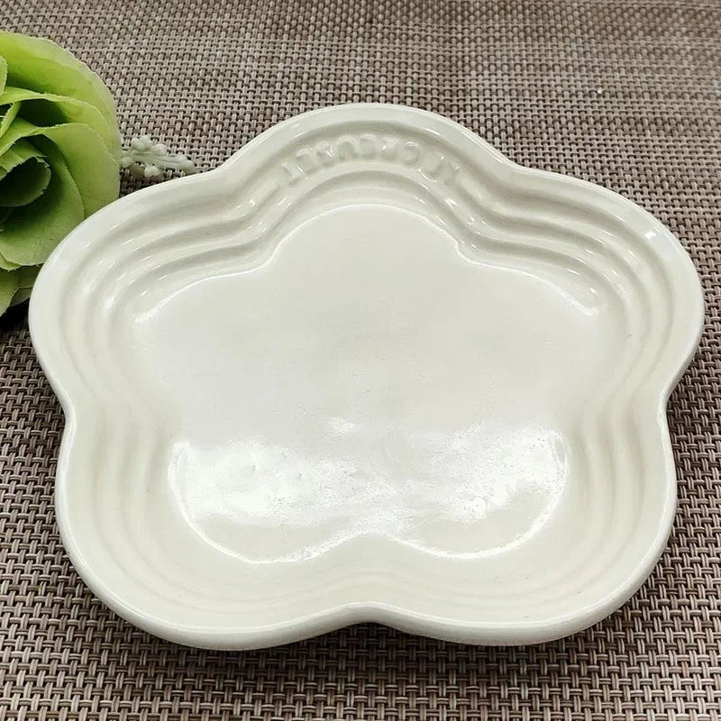Elevated ceramic cat bowl by Mufaal.com with anti-spill design for comfortable feeding and improved digestion.